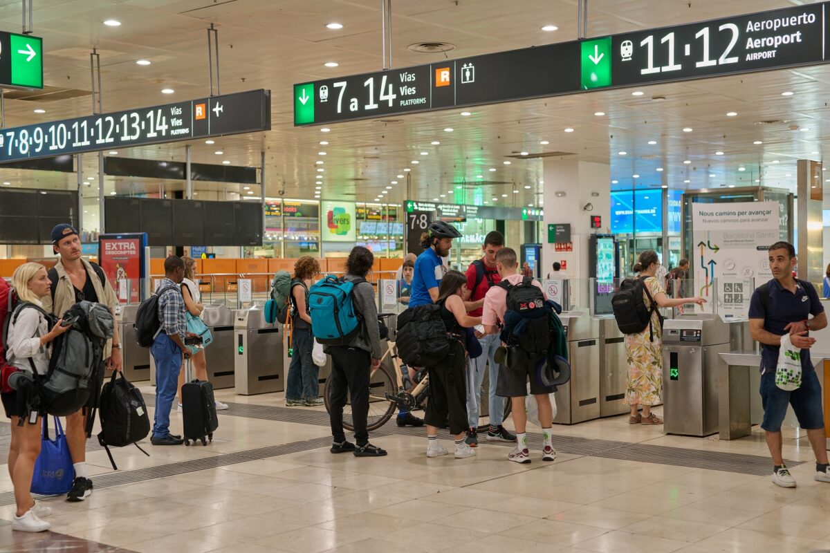 Billetes de Renfe en la estación - Sociedad