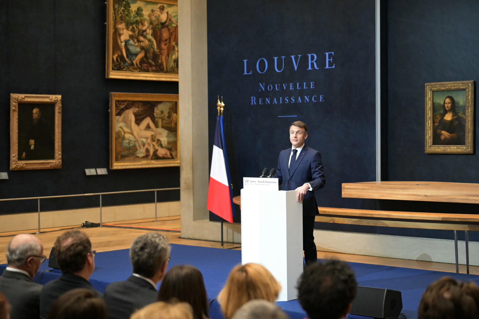 El presidente de Francia, Emmanuel Macron, anuncia el proyecto de remodelación del Museo del Louvre frente a la 'Mona Lisa', de Leonardo Da Vinci