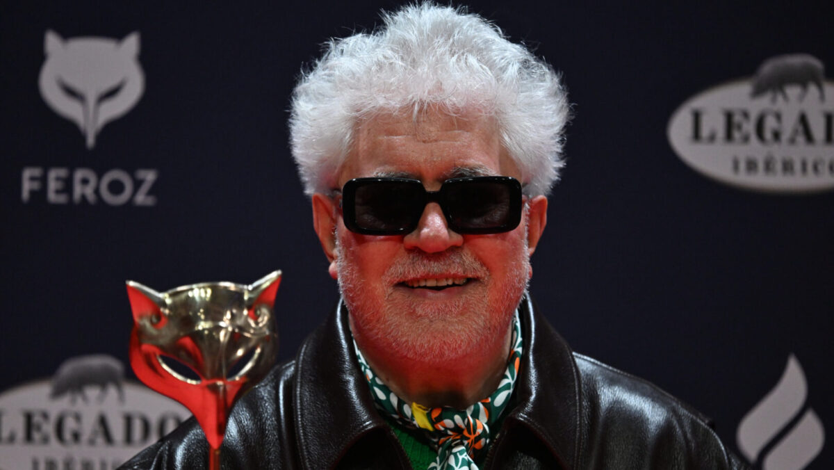 El realizador Pedro Almodóvar posa con el premio al Mejor Director por su película 'La habitación de al lado'