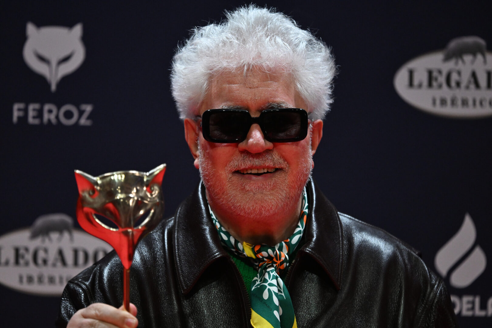 El realizador Pedro Almodóvar posa con el premio al Mejor Director por su película 'La habitación de al lado'