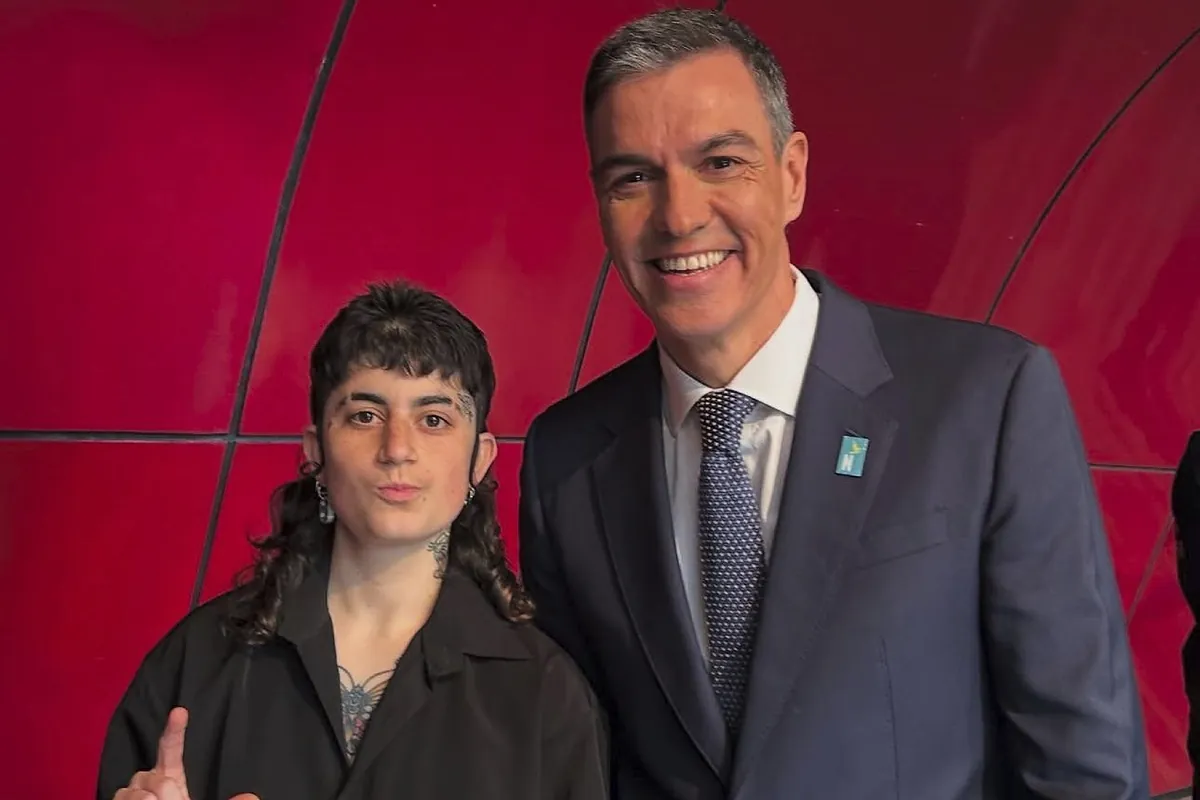 La artista Jimena Amarillo junto al presidente del Gobierno, Pedro Sánchez, en los actos de celebración de la democracia