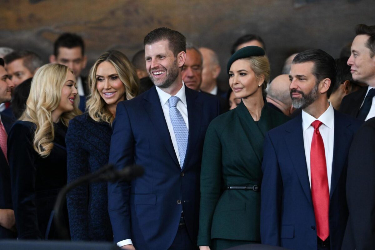 Tiffany Trump, Lara Trump, Eric Trump, Ivanka Trump y Donald Trump Jr. observan al término de la ceremonia de investidura en la que el presidente Donald Trump juró su cargo como 47º presidente de EEUU en la rotonda del Capitolio de EEUU en Washington, DC, el 20 de enero de 2025