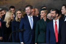 Tiffany Trump, Lara Trump, Eric Trump, Ivanka Trump y Donald Trump Jr. observan al término de la ceremonia de investidura en la que el presidente Donald Trump juró su cargo como 47º presidente de EEUU en la rotonda del Capitolio de EEUU en Washington, DC, el 20 de enero de 2025