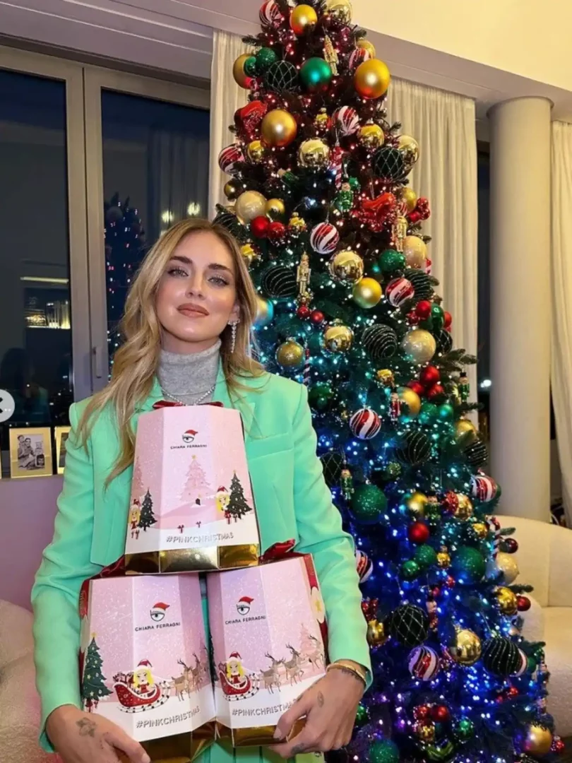 Chiara Ferragni, con el pandoro por cuyo anuncio ha sido denunciada