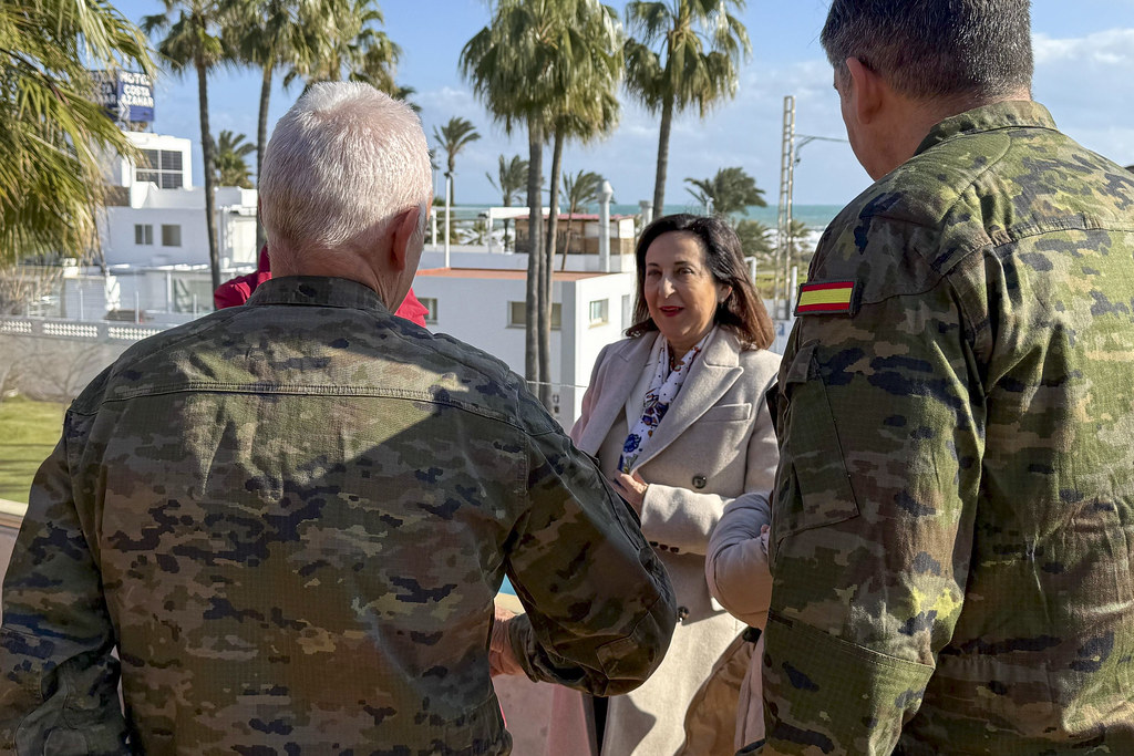 La ministra, junto a los militares en Castellón