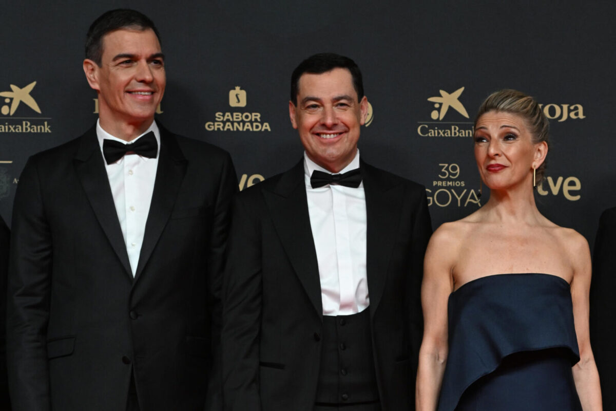 El presidente del Gobierno Pedro Sánchez, el presidente de la Junta de Andalucía Juanma Moreno y la ministra de Trabajo Yolanda Díaz, en los Premios Goya