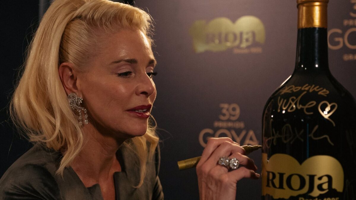 Belén Rueda firmando la botella especial por el centenario de la Denominación de Origen Calificada Rioja en los Premios Goya