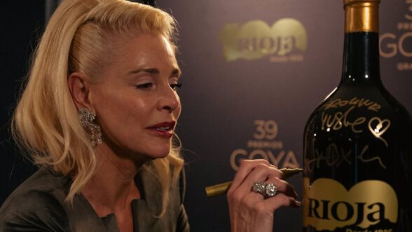 Belén Rueda firmando la botella especial por el centenario de la Denominación de Origen Calificada Rioja en los Premios Goya