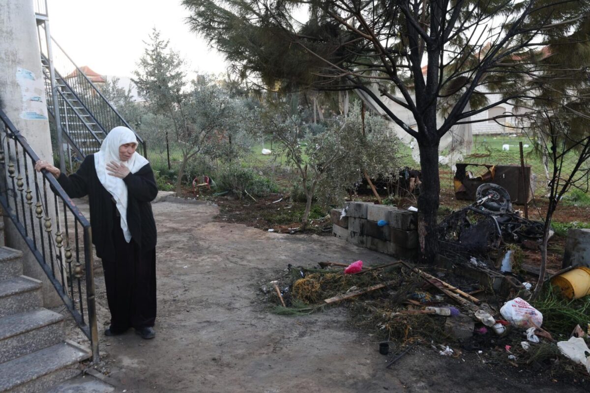 La madre palestina de Mohammed e Ibrahim Mithqal reacciona mientras inspecciona la zona donde murieron sus dos hijos en la aldea deTamoun, cerca de la ciudad cisjordana de Tubas, el 30 de enero de 2025