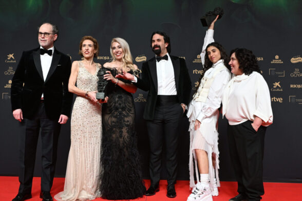 El equipo de "La infiltrada" tras recibir el Goya a mejor película en la 39 edición de los Premios Goya