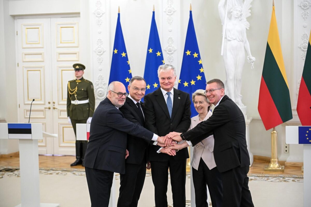 El presidente de Polonia, Andrzej Duda; el presidente de Lituania, Gitanas Nauseda; la presidenta de la Comisión Europea, Ursula von der Leyen; el presidente de Estonia Alar Karis; y el presidente de Letonia, Edgars Rinkevics, posan durante una declaración conjunta a los medios de comunicación en el Palacio Presidencial de Vilna, Lituania