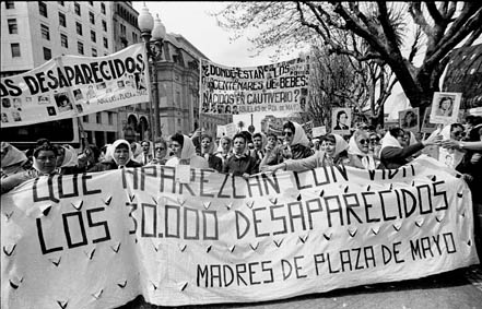 Las Madres de Plaza de Mayo es una asociación argentina formada en 1977