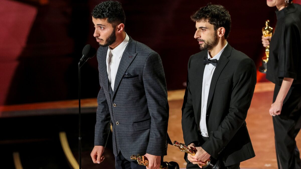 Basel Adra (L) y Yuval Abraham (R) aceptan el Oscar a Mejor Documental en ‘No Other Land’