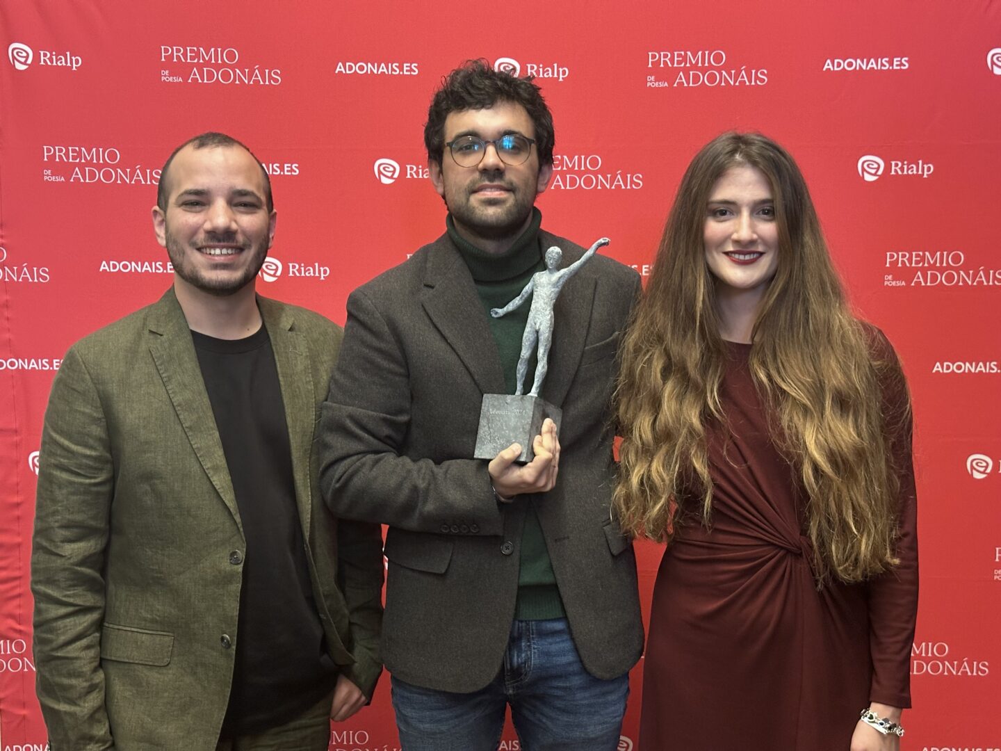 Juan Herrero, ganador del Premio Adonáis 2024 junto a los dos accésits: Marcos Nogales y María Fernández Abril.