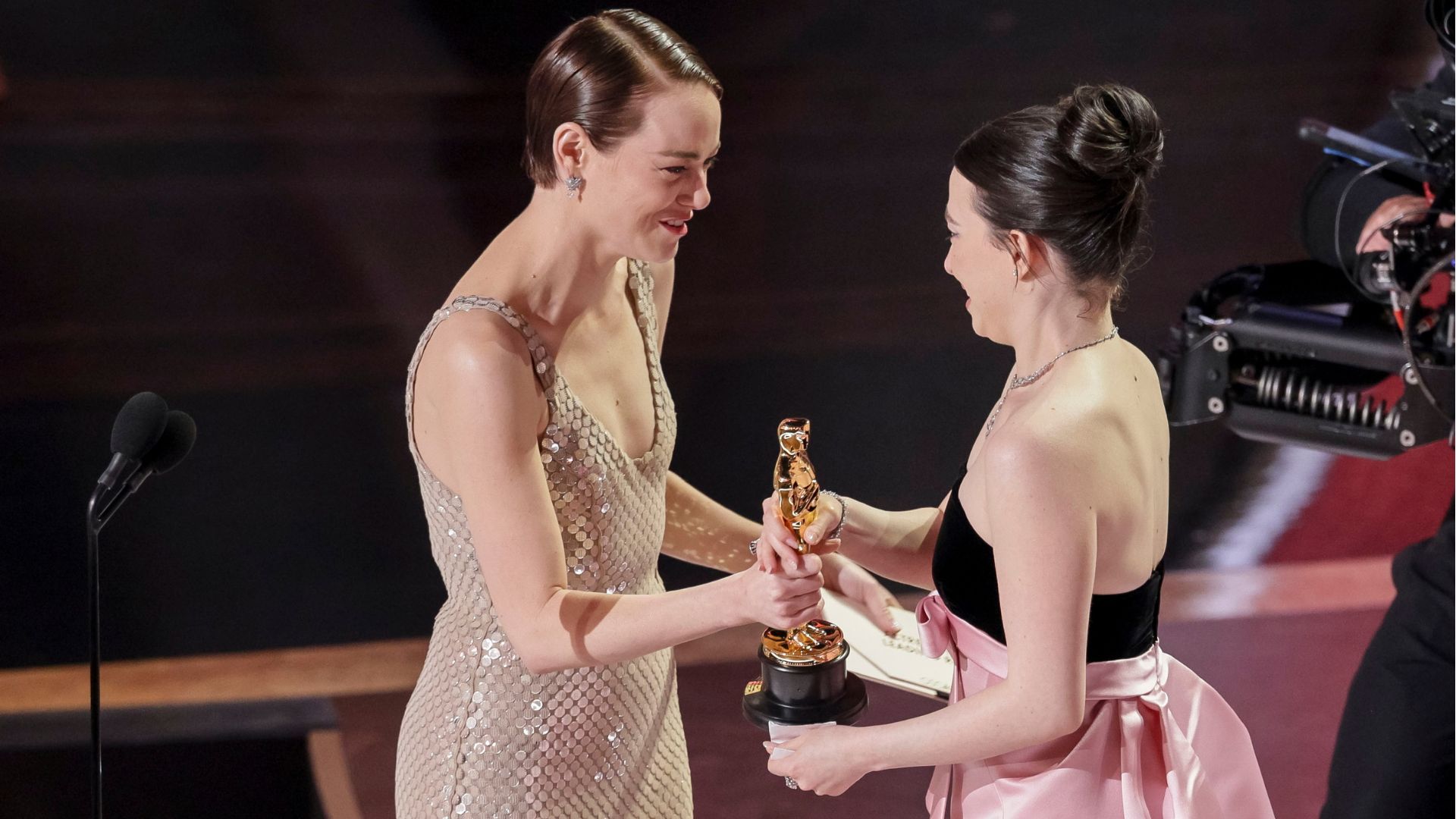 Mikey Madison recoge el Oscar a Mejor Actriz de manos de Emma Stone